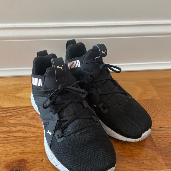 Puma Black and‎ White Sneakers - Picture 6 of 6